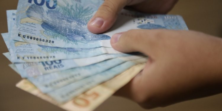 Governo inicia conclusão do pagamento do 13º para servidores que recebem mais de 7 mil reais