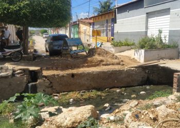 Descaso: Moradores reclamam de buraco no Bairro Santo Antônio