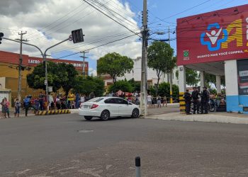 Homem é assassinado dentro de um carro no Alto de São Manoel
