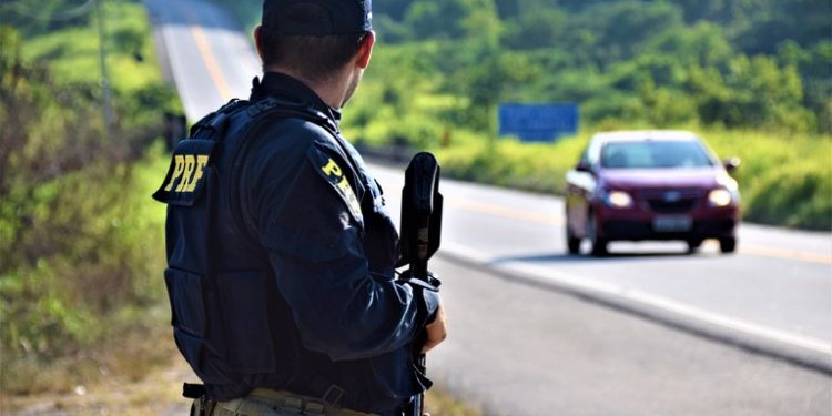 Nos dois primeiros dias de Carnaval, PRF prende sete pessoas, recupera três veículos e apreende arma de fogo no RN