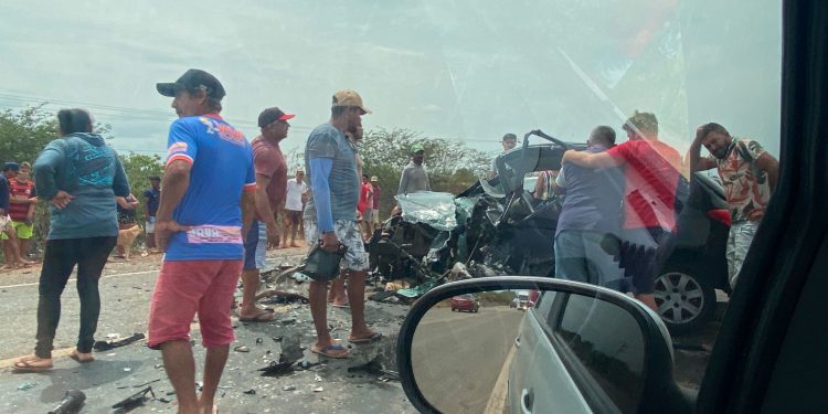 Duas pessoas morrem em acidente na BR 304