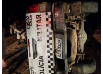 Viatura da PM tomba durante perseguição em Timbaúba dos Batistas