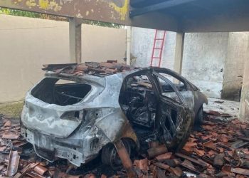 Carro pega fogo dentro de casa e destrói garagem
