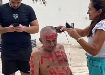 Fabiano Bessa, raspando a cabeça em comemoração a aprovação no curso de medicina.