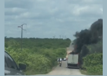 Caminhão pega fogo na RN 117