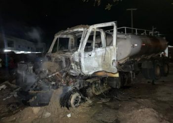 Caminhão-pipa pega fogo em Paraú