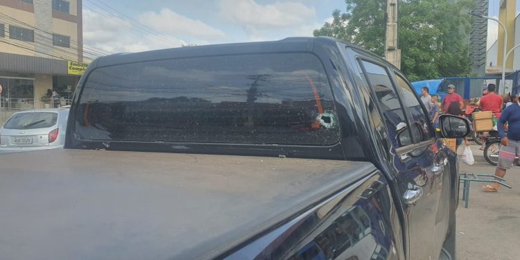 Prefeitura diz que vai investigar disparo que atingiu carro em frente a Cobal