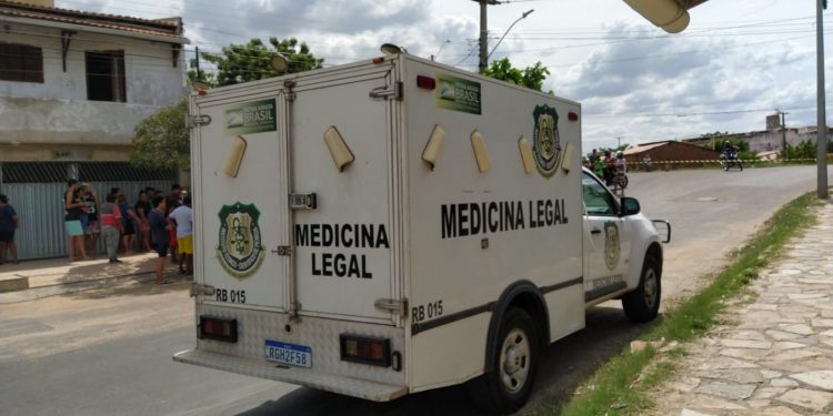 Homem é morto a tiros em via pública no Bairro Santo Antônio