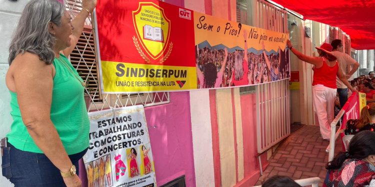 Professores da rede municipal de Mossoró decidem pela  greve por tempo indeterminado