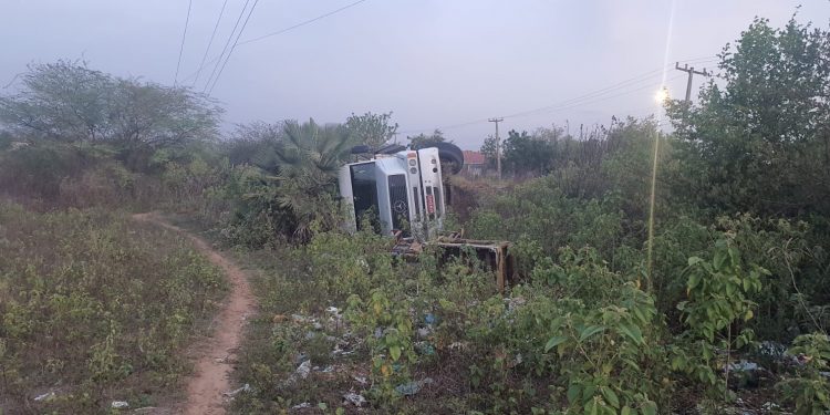 Carreta tomba na RN 015, no final da tarde desta sexta-feira (17)