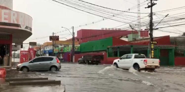 Infectologista fala dos cuidados ao tomar banho de chuva