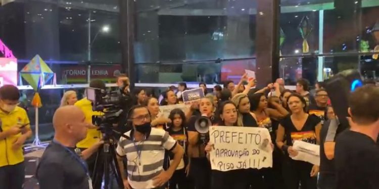 Lançamento do MCJ 2023 é marcado por protesto dos professores