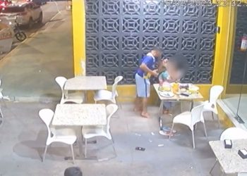 Homem que aparece agredindo companheira em vídeo é preso  quando tentava embarcar em um ônibus