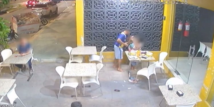 Homem que aparece agredindo companheira em vídeo é preso  quando tentava embarcar em um ônibus