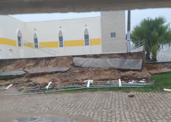 Parte de parede da Igreja de Irmã Lindalva & São Cristóvão desaba devido chuvas