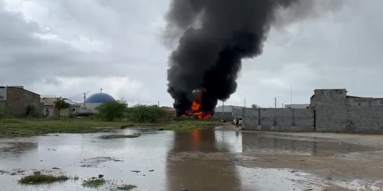 Dois ônibus são incendiados na cidade de Areia Branca