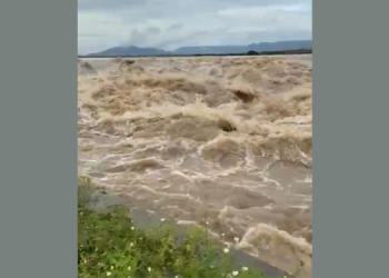 Açude de Riacho da Cruz atinge 100% da capacidade e transborda