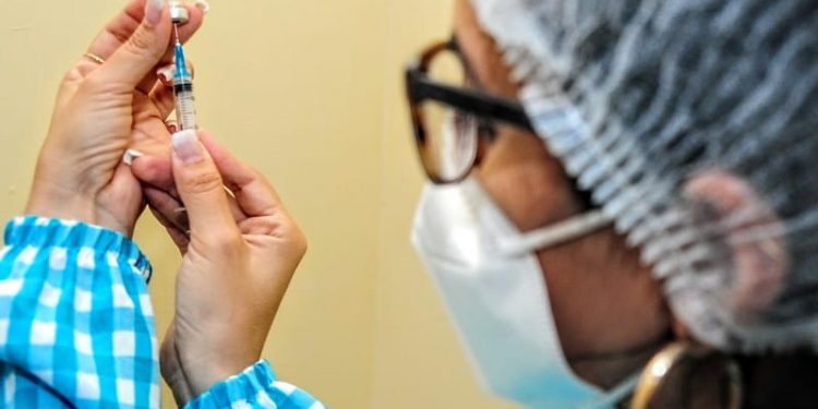 Vacina bivalente começa a ser aplicada em pessoas com deficiência