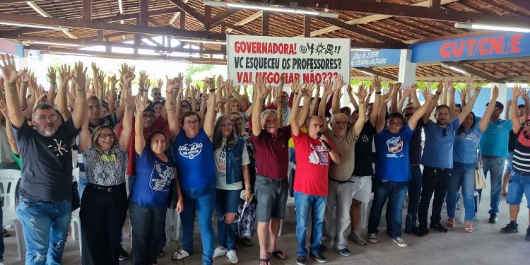 Professores da rede estadual de Mossoró votam pela continuidade da greve
