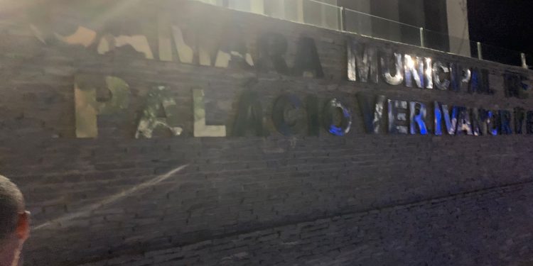 Em Caicó criminosos atiram contra a Câmara dos Vereadores e queimam ônibus