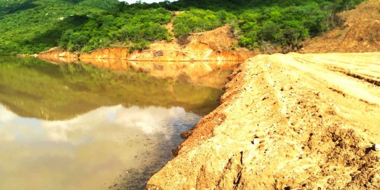 Moradores da Serra de João do Vale temem rompimento de açude inacabado