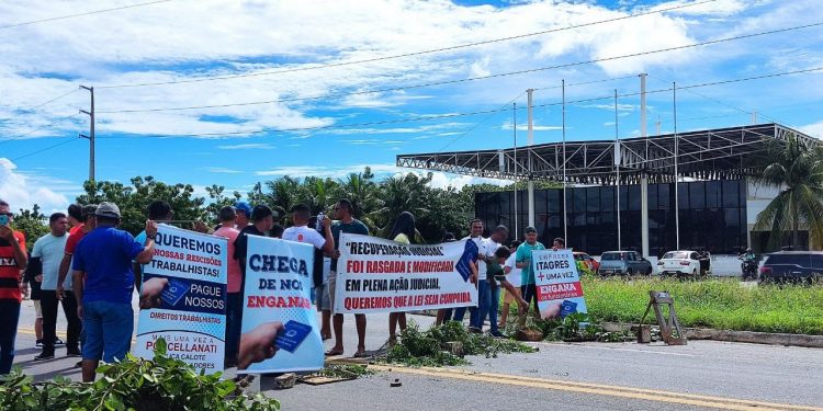Ex-funcionários da Porcellanati fazem protesto na BR 304