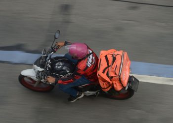 Trabalho por aplicativo será regulamentado este semestre, diz ministro