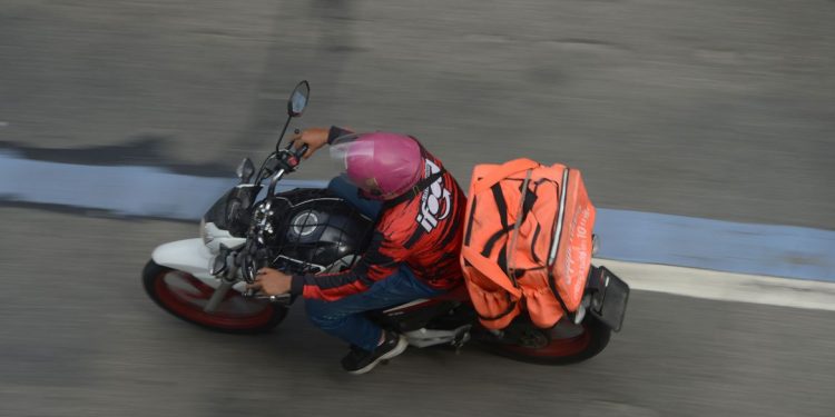 Trabalho por aplicativo será regulamentado este semestre, diz ministro