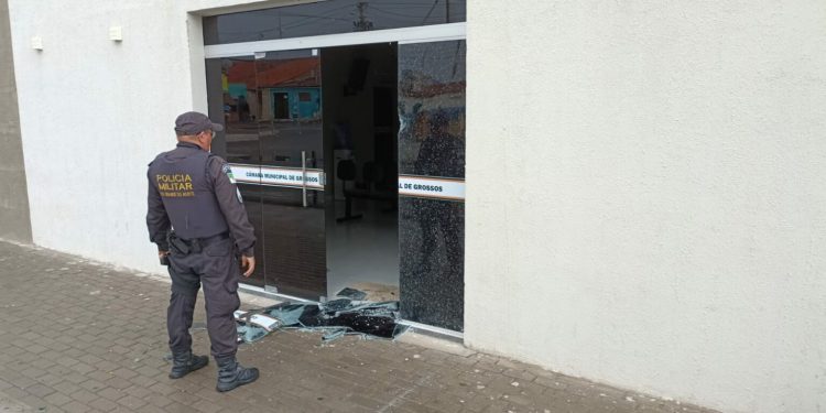 Câmara Municipal de Grossos é alvo de criminosos