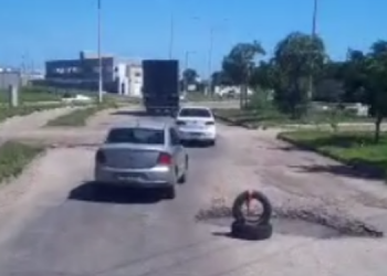 Populares usam pneus para sinalizar buracos na Avenida Rio Branco