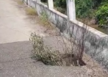 Buraco em ponte na RN-233, entre Caraúbas e Apodi, preocupa população