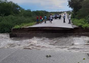 Após chuvas, açudes sangram e água interdita três saídas de Caraúbas