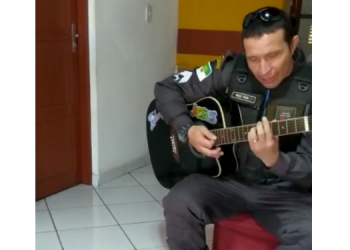 “A gente tem que estar preparado pra tudo”, diz policial que tocou violão para ajudar homem em surto