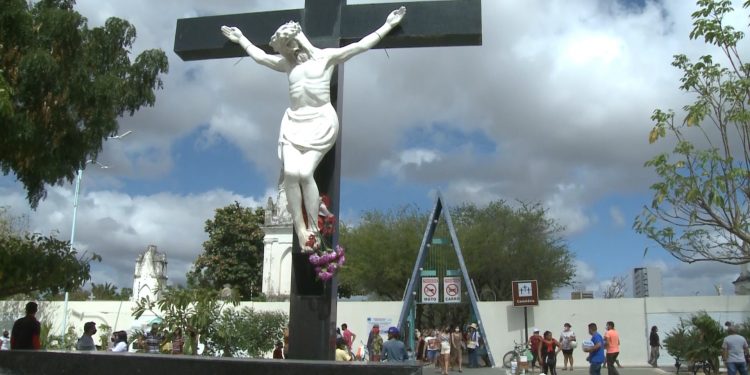 Homem tenta abrir túmulo do avô em Mossoró; Polícia é acionada