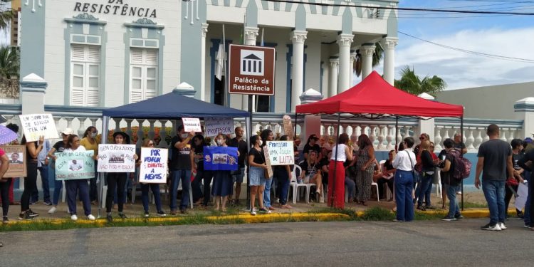 Professores voltam a protestar após Prefeitura enviar documento pedindo fim da greve