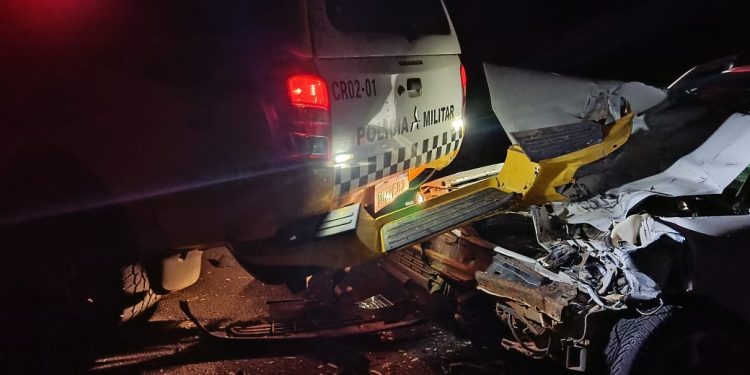 Homem embriagado colide com viatura da polícia durante procissão de Santo Expedito