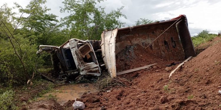 Condutor perde controle e tomba caçamba na BR-110