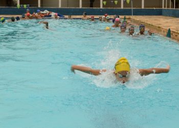 Projeto oferta aulas gratuitas de natação para estudantes de escolas públicas