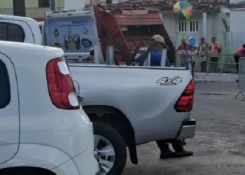 Motorista de caminhão de lixo morre após ser atropelado pelo próprio veículo