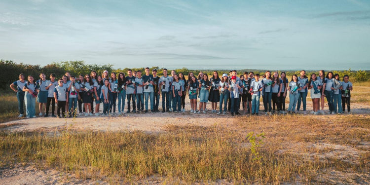Alunos de escola de Upanema participam de lançamento de foguetes