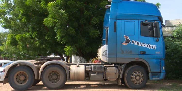 Mulher morre atropelada por caminhão em praia; motorista estava embriagado