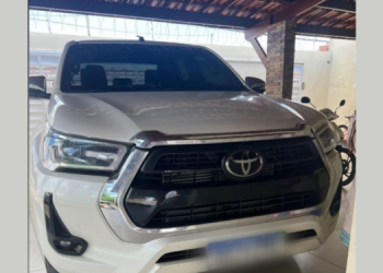 Após estacionar, mulher tem carro roubado em academia