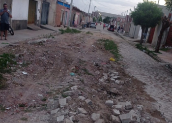 Moradores reclamam da situação do calçamento no Bairro Jardim das Palmeiras, em Mossoró