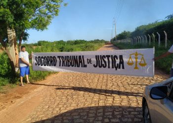 Moradores interditam Estrada da Granja em protesto