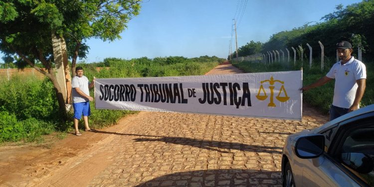 Moradores interditam Estrada da Granja em protesto