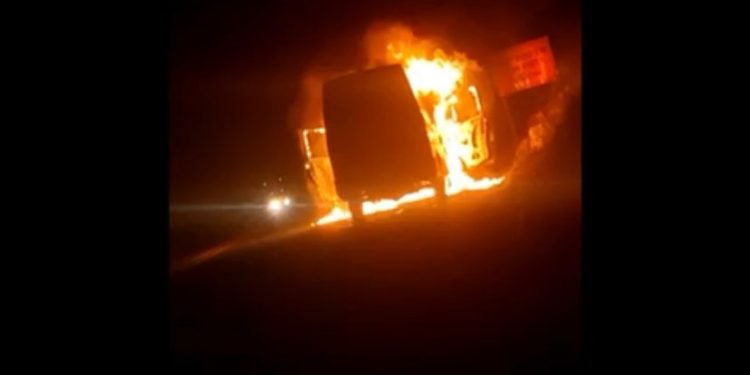 Ambulância de Hospital de Assú pega fogo na BR-304