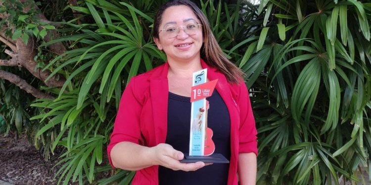 Locutora da 95 FM conquista 1º lugar em concurso musical