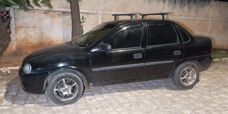 Criminosos fogem em carro roubado após arrastão no Assentamento Frei Damião