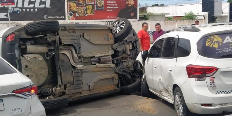 Capotamento de carro causa congestionamento na Avenida João da Escóssia