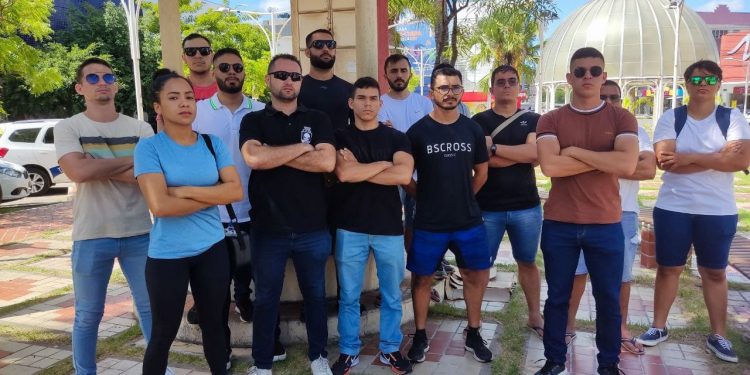 Aprovados no concurso da PM realizam protesto contra suspensão em Mossoró